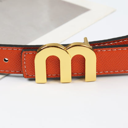 Reimagine versatility with this double-sided high-quality leather belt. 2-3cm slim cowhide design flips smooth elegance to textured trend, adorned with polished decorative buckle.